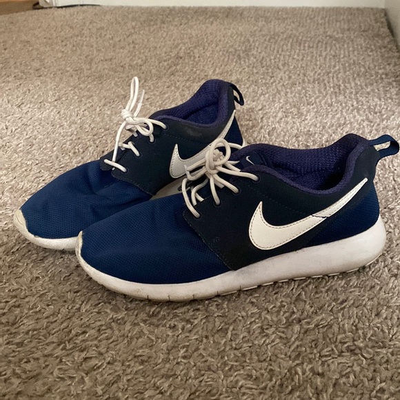 NIKE Roshe shoes 5.5Y - Picture 1 of 3
